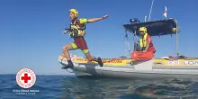 Si tuffa dagli scogli e non riemerge, terrore a Sirolo: muore a 22 anni