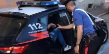 Ruba un’auto e resta imbottigliato nel traffico: il proprietario lo raggiunge