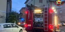 Fulmine sul tetto scatena l’incendio in una soffitta a Pesaro