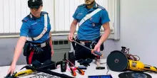 In auto attrezzi da scasso e maschere. Denunciati cinque aspiranti ladri