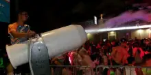 Lo ‘Schiuma party’ fa divertire tutti con 25 litri di sapone e mille d’acqua