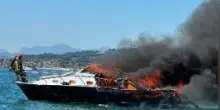 Yacht a fuoco al largo, tre persone salvate col gommone. Colonna di fumo visibile anche dalla costa pesarese