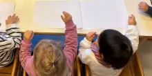 Mamma picchia due educatrici della scuola di infanzia dei figli: aggressione choc a Ferrara