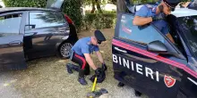 Folle corsa in auto fino a 160 km/h, poi minaccia i carabinieri con un martello: arrestato