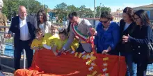 Al Lido una panchina gialla contro il bullismo: "Parlate con i vostri figli"
