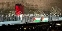 Due bandiere palestinesi sul palco. Il gesto nella serata con Salvini