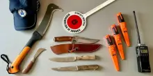Lo fermano per un controllo, nel van trovano un arsenale