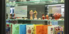 ’Territori immaginari’, la mostra nelle vetrine della Banca di Imola