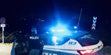 Appicca un rogo e aggredisce poliziotto: denunciato americano