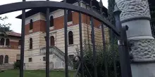 Furia selvaggia contro i genitori e la sorella di 15 anni. Perché quelle coltellate?