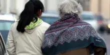 Tenta di strangolare la nonna, arrestato dai carabinieri
