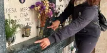 Cimitero violato. Razzia di vasi di fiori