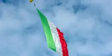 Arriva dal cielo il tricolore più grande del mondo. A Crespellano una bandiera di 3.300 metri quadri