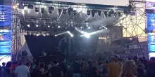 Meraviglia arena sul mare. Ulisse Fest e i Coma Cose aprono un’estate da urlo