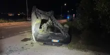 Notte di paura: forzano il posto di blocco con due veicoli rubati, uno si ribalta