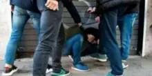 Aggredito in piazza dai ’maranza’. Preso a calci e pugni un 14enne: "Non avevo salutato un bullo"
