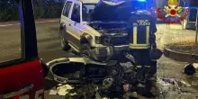 Schianto e paura, scooter contro auto: gravi due ragazzi di 27 anni