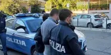 Rapina la concessionaria d’auto: preso dopo un folle inseguimento