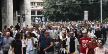 La marea di fiori bianchi in corteo: "Qui per parlare ai nostri giovani"