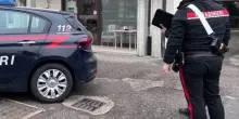 Evade dai domiciliari per ubriacarsi in un bar