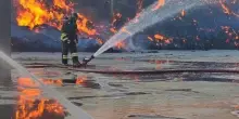 Brini, il rogo brucia ancora. Al vaglio le telecamere: "Tenere chiuse le finestre"