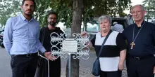 La targa per Cristina Golinucci. La mamma: “Un giorno sapremo la tua verità”