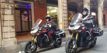 Ruba bracciali e orologi da una vetrina in via Indipendenza a Bologna: arrestato
