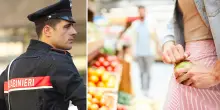 Rubano cibo al supermercato, scoperti prendono a calci il direttore