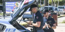 Ubriaco molesta i passanti e picchia gli agenti