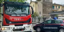 Auto sbanda, centra un albero e poi si scontra con una moto: centauro gravissimo