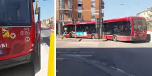 Autobus rimane incastrato tra i cantieri del tram: tagliato un palo per farlo passare / Video