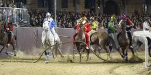 Palio, attesa fino a notte. Cavalli tesi, false partenze : "Oggi vince tutta la città"