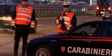 La lite in strada sfocia nel sangue: aggredisce a coltellate 3 giovani