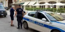 Con la bici sulle spalle. La folle fuga del ladro
