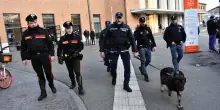 Gli rapinano la collana, torna il giorno dopo e fotografa l’aggressore