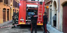Incendio in via Ganaceto. Fiamme e fumo nel palazzo. In salvo tutti i residenti