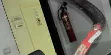 Armato di "falcetta" in piazza. Gli agenti lo fermano: denunciato