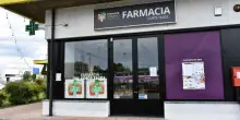 Uomo armato di coltello rapina farmacia e fugge: ancora ricercato