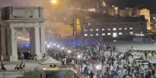 Tutti pazzi per i fuochi. Lo show incanta la folla. E’ una festa del mare con numeri da record