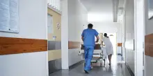 Lasciato 9 giorni in barella, la replica: “Hanno chiesto i familiari di tenerlo ricoverato”