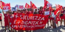 L’onda rossa invade la spiagga. Fischietti e slogan tra i bagnanti. Lo sciopero a metà dei marinai