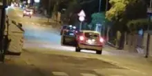 Alla guida dell’auto con lo sportello spalancato, rischia l’incidente / VIDEO