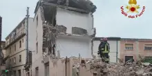 Crolla cornicione durante i lavori del terremoto: evacuata famiglia