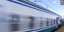 Uomo di 45 anni si getta sotto un treno