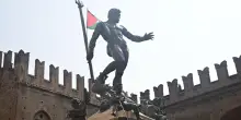 Bandiera della Palestina sul Nettuno a Bologna