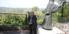 Una targa per Cristina Golinucci, cerimonia davanti al convento: “Questa è la tomba di mia figlia”