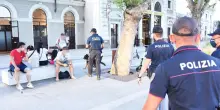 Ennesima rissa fuori dalla stazione. Tre in manette e un agente ferito