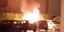 Quattro auto date alle fiamme. Notte di paura, caccia ai vandali