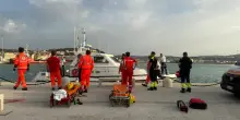 Cade dalla barca e viene risucchiato da un'elica: muore davanti al figlio