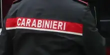 Devasta l’ambulanza e aggredisce i carabinieri